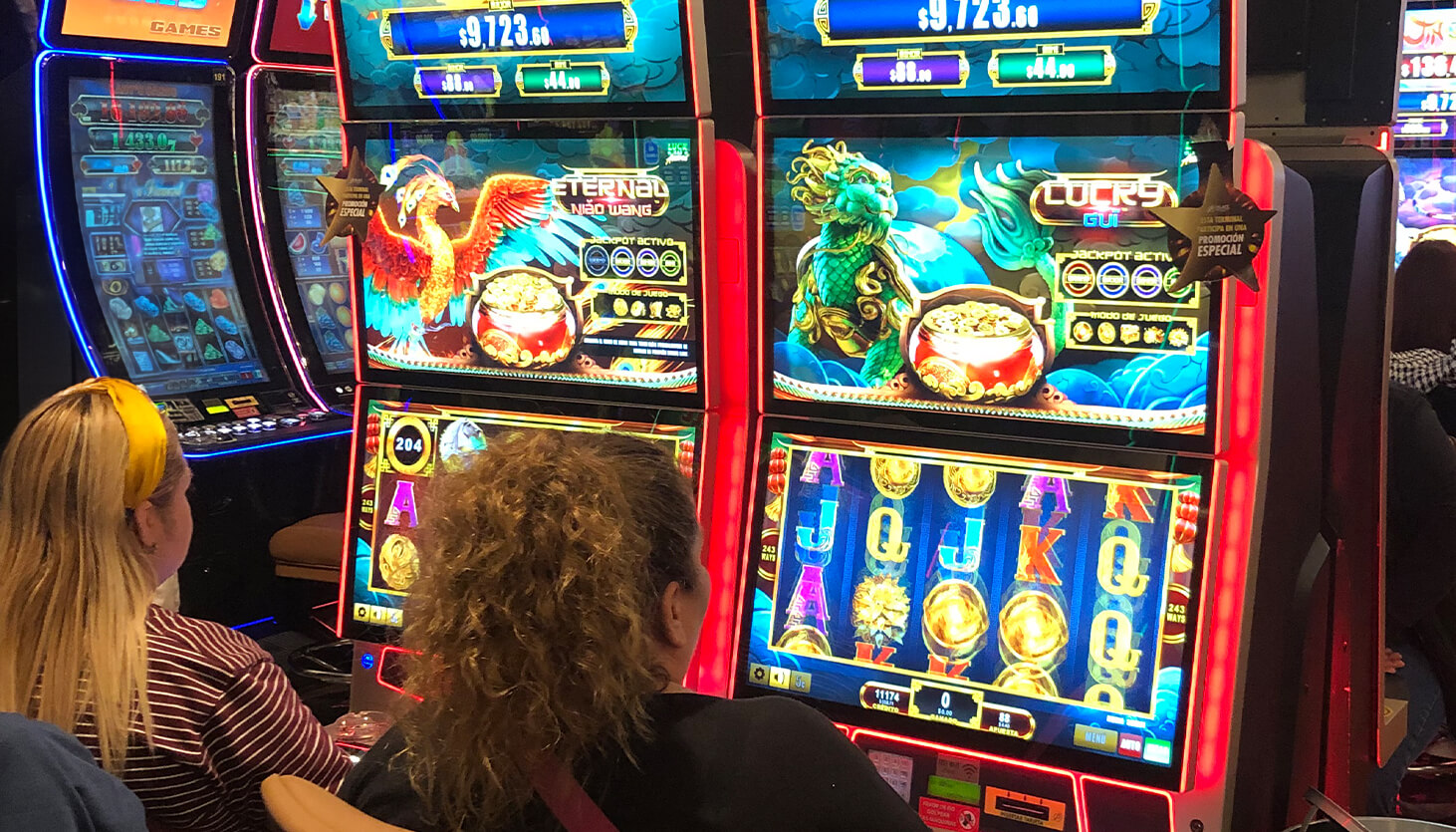 Two FBM clients playing Jin Qián Link in a mexican casino room.