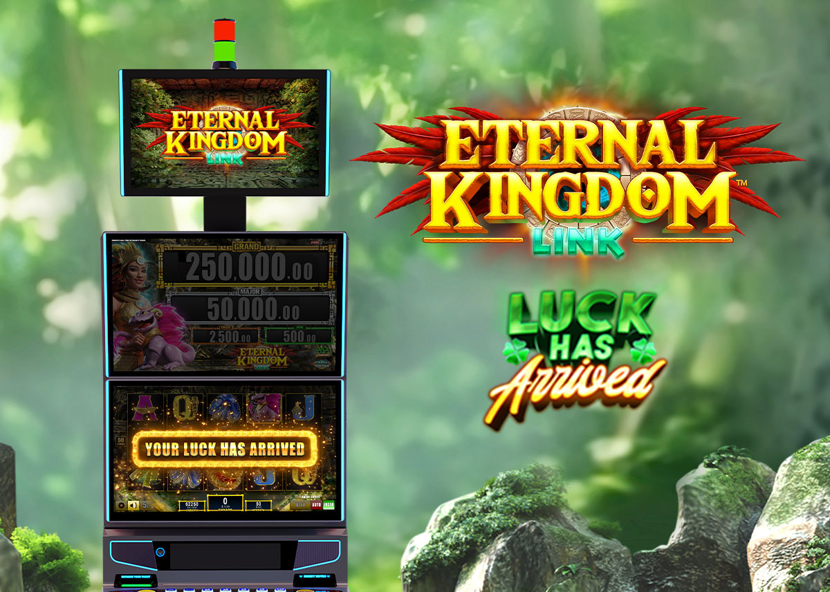 Esta imagen muestra un gabinete de casino FBM con la característica común Luck Has Arrived activa y luego el logotipo de Eternal Kingdom Link encima del logotipo de la funcionalidad.