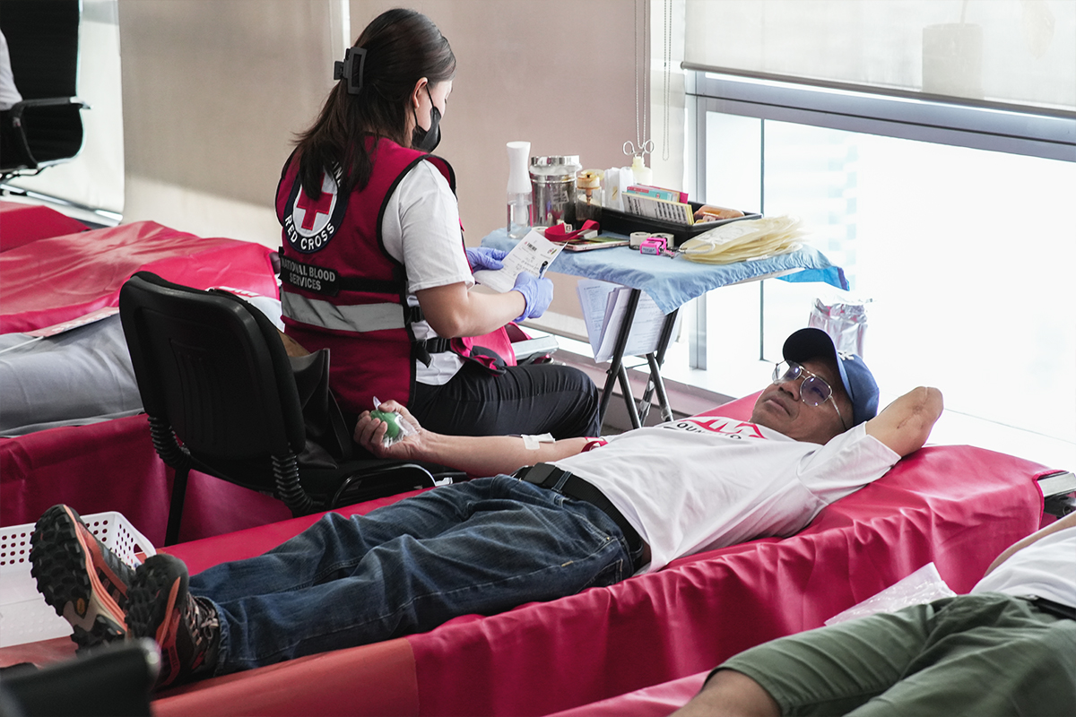 Esta imagen muestra a un voluntario de la Fundación FBM participando en la actividad de donación de sangre realizada en Pasig.