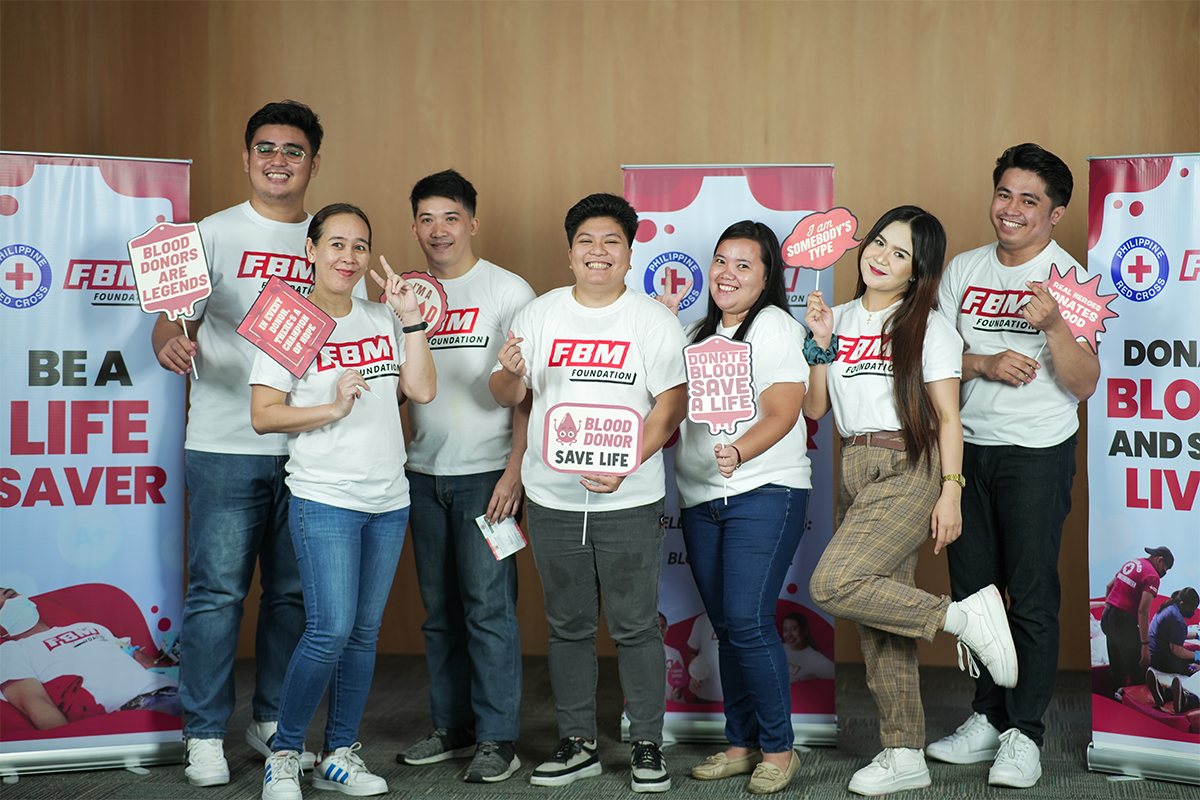 Esta foto muestra a algunos voluntarios de la Fundación FBM posando después de haber donado sangre en la iniciativa de donación de sangre organizada en Pasig.