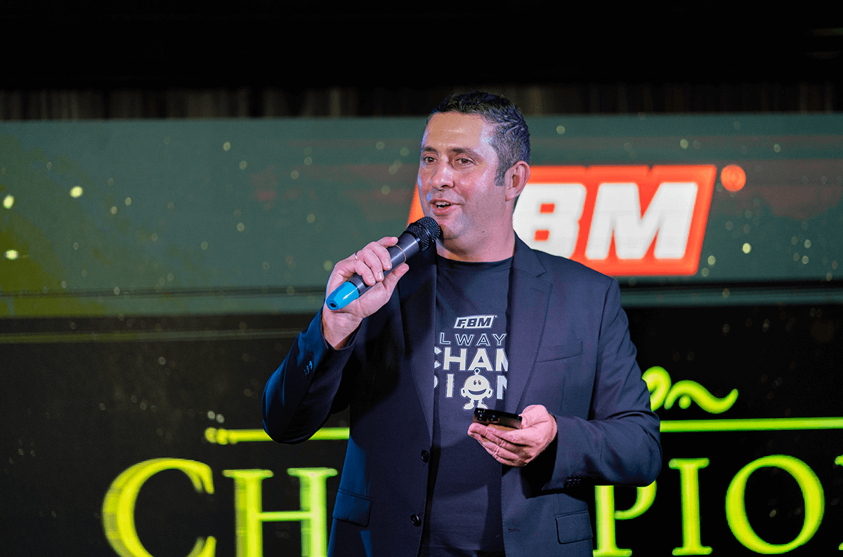 La imagen muestra a Pepe Costa, Country Manager de FBM en Filipinas, dando el discurso de apertura en la FBM Champion's Night.