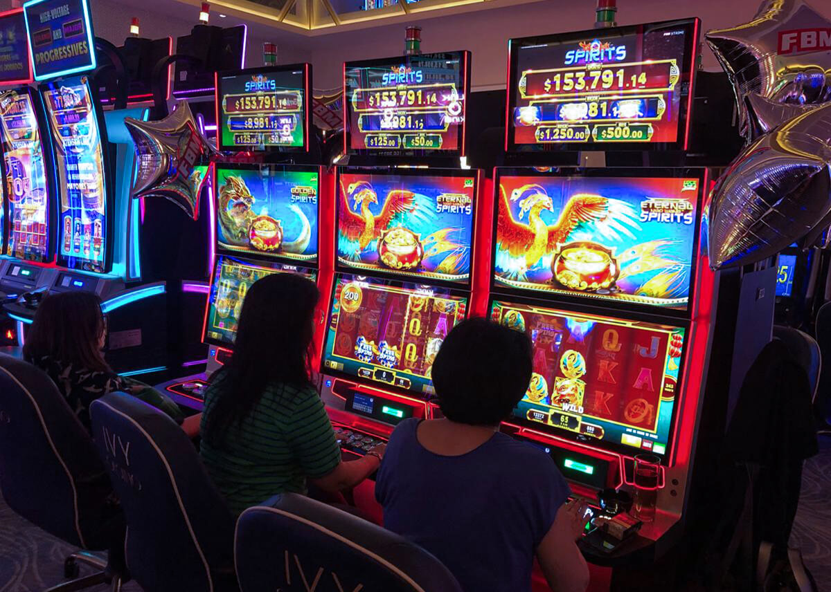 This image shows some players enjoying the Jin Qián Link Spirits™ games in a Mexican casino.