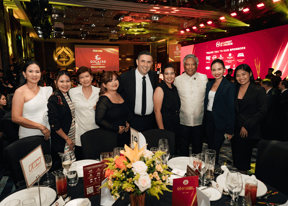 La imagen muestra a representantes de FBM y la FBM Foundation posando junto con otros participantes del evento de los Premios IAG Academy IR.