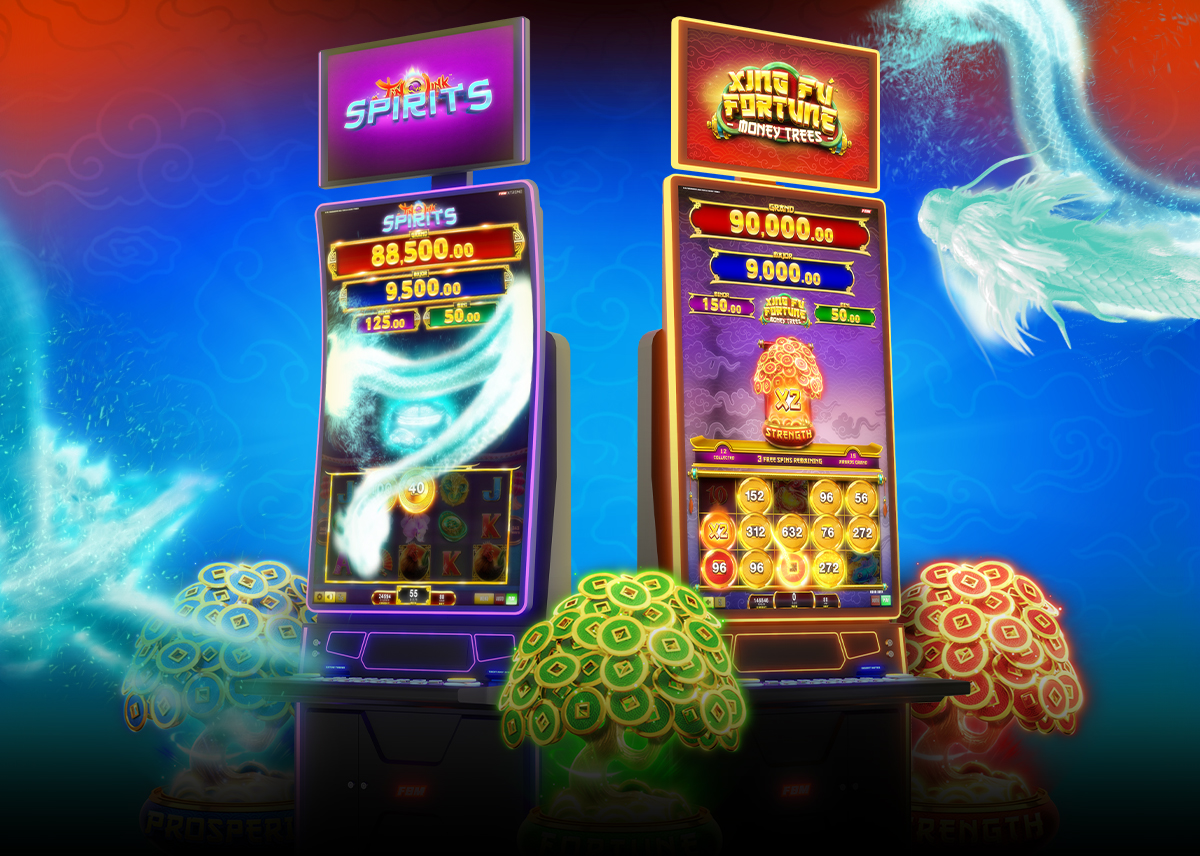 Esta imagen muestra dos gabinetes de casino FBM ejecutando los productos de tragamonedas Ji Hao Link Spirits y Xing Fu Fortune Money Trees.