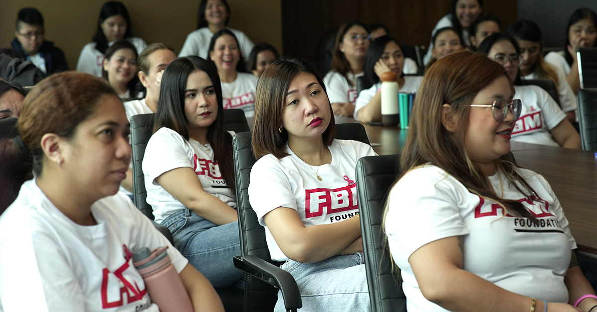 La sesión de concienciación sobre el cáncer de mama de la FBM Foundation reunió a 48 voluntarias para escuchar las buenas prácticas compartidas por la Dra. Alodee Mejía.