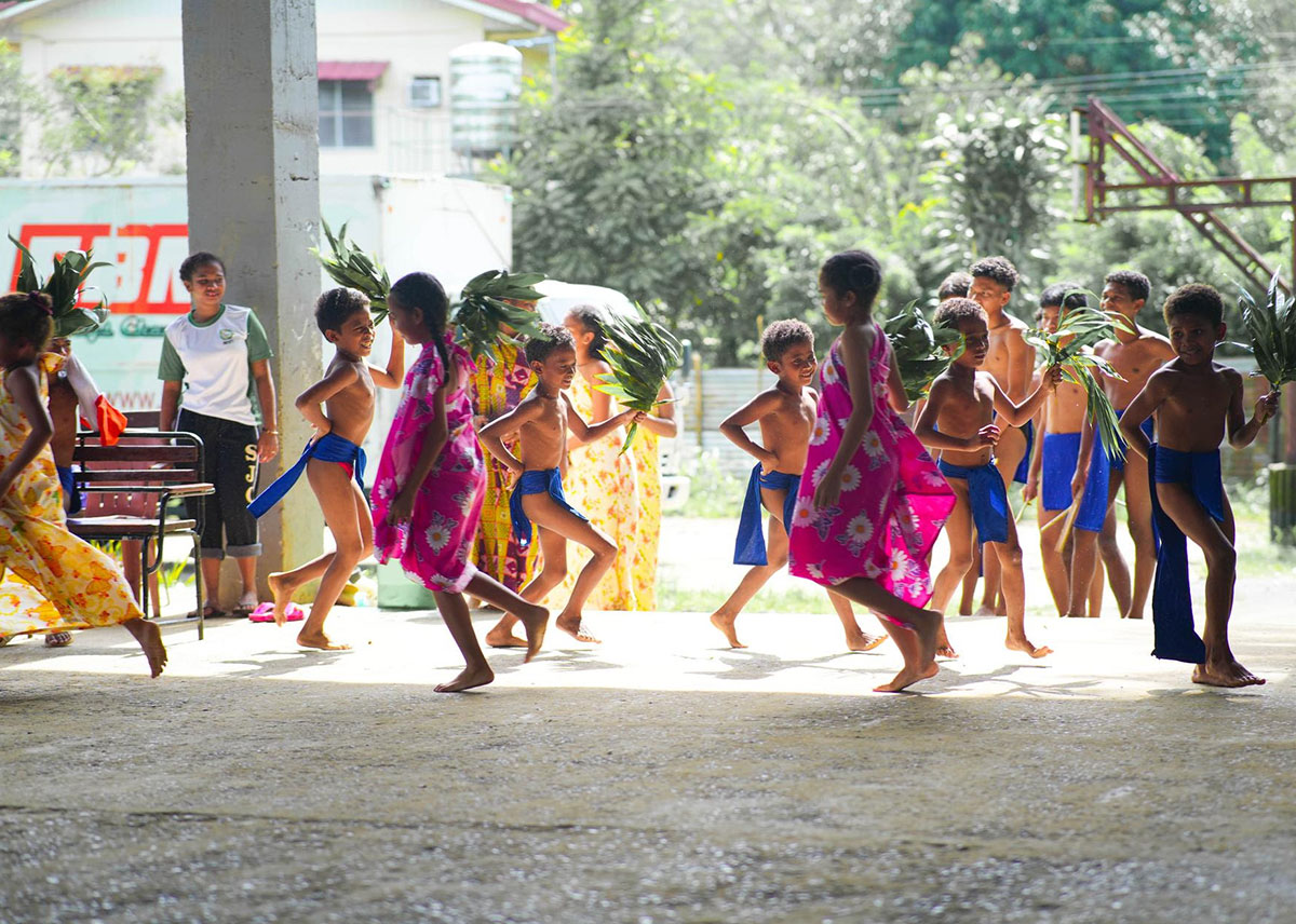 Niños de St. Francis Learning Center Foundation, Inc bailando.