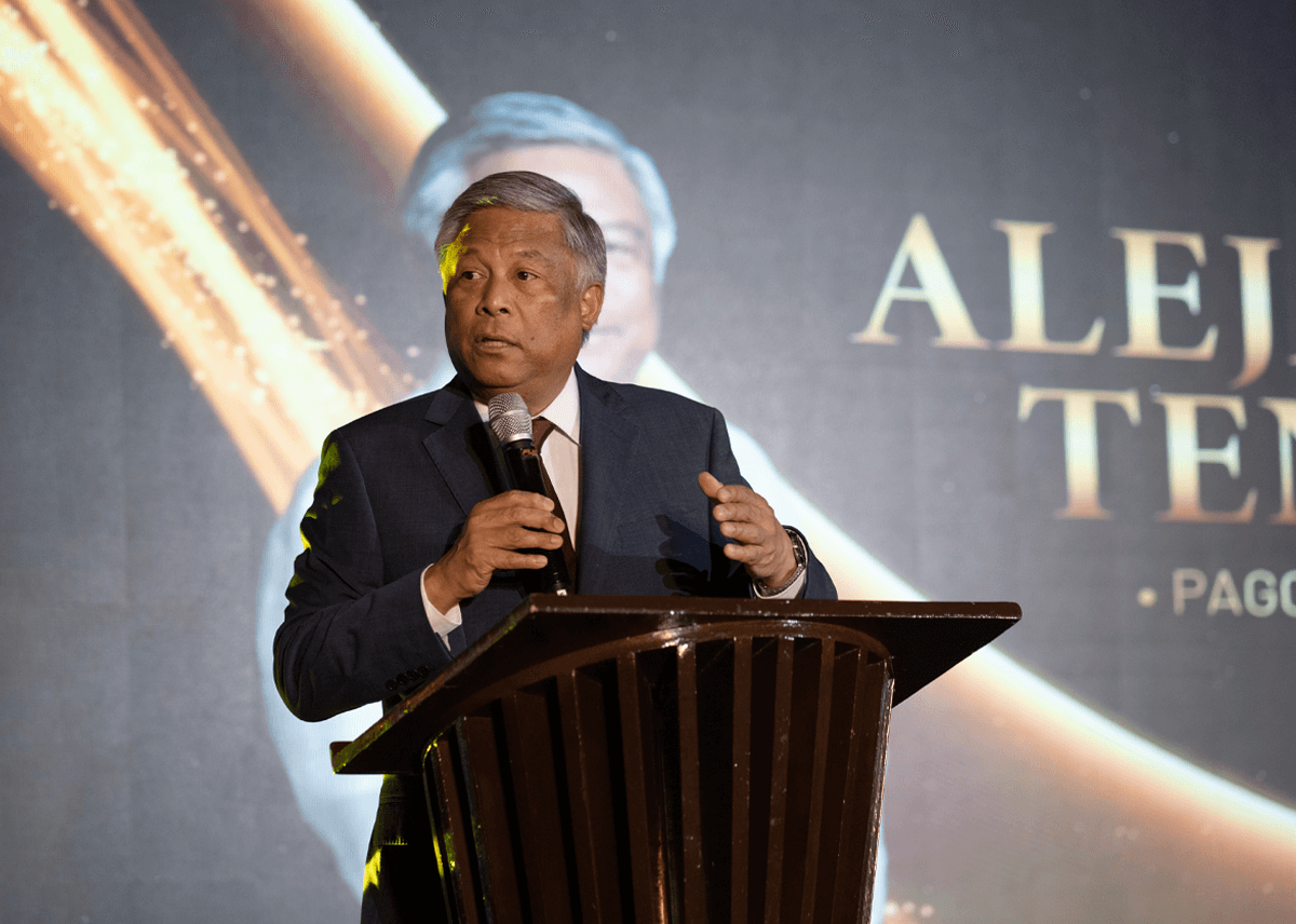 La imagen muestra a Alejandro Tengco dando su discurso en el escenario durante la FBM Champion's Night.