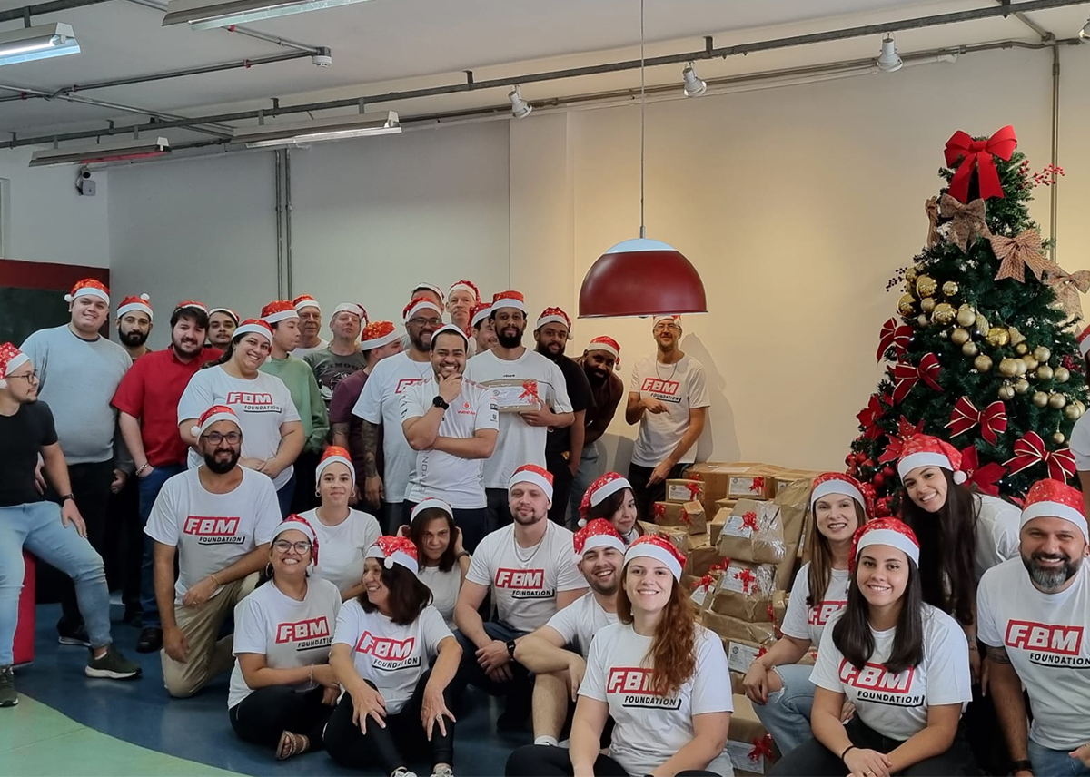 Nuestro equipo y los empleados de FBM Brasil cumplieron los deseos navideños de 128 niños desfavorecidos mediante sentidos regalos.