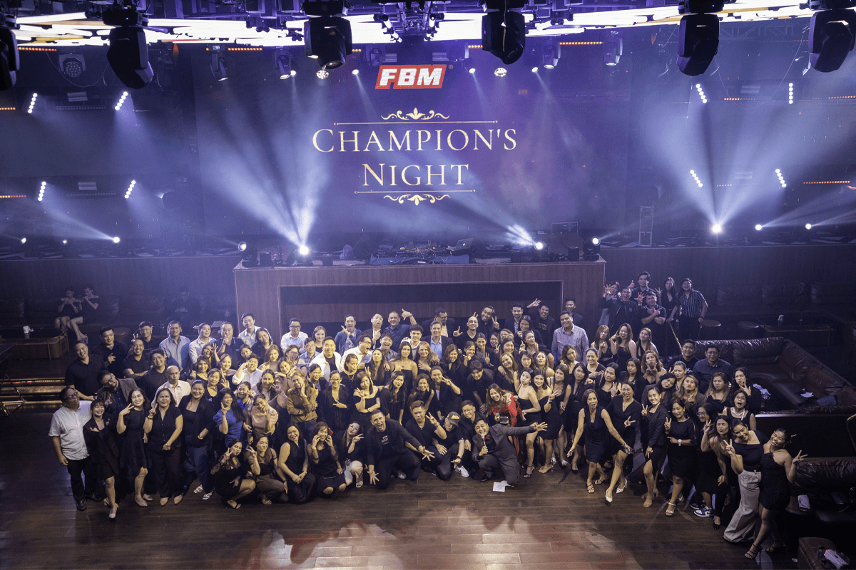 Esta imagen muestra a todos los asistentes de la primera FBM Champion’s Night posando juntos para cerrar una noche memorable.