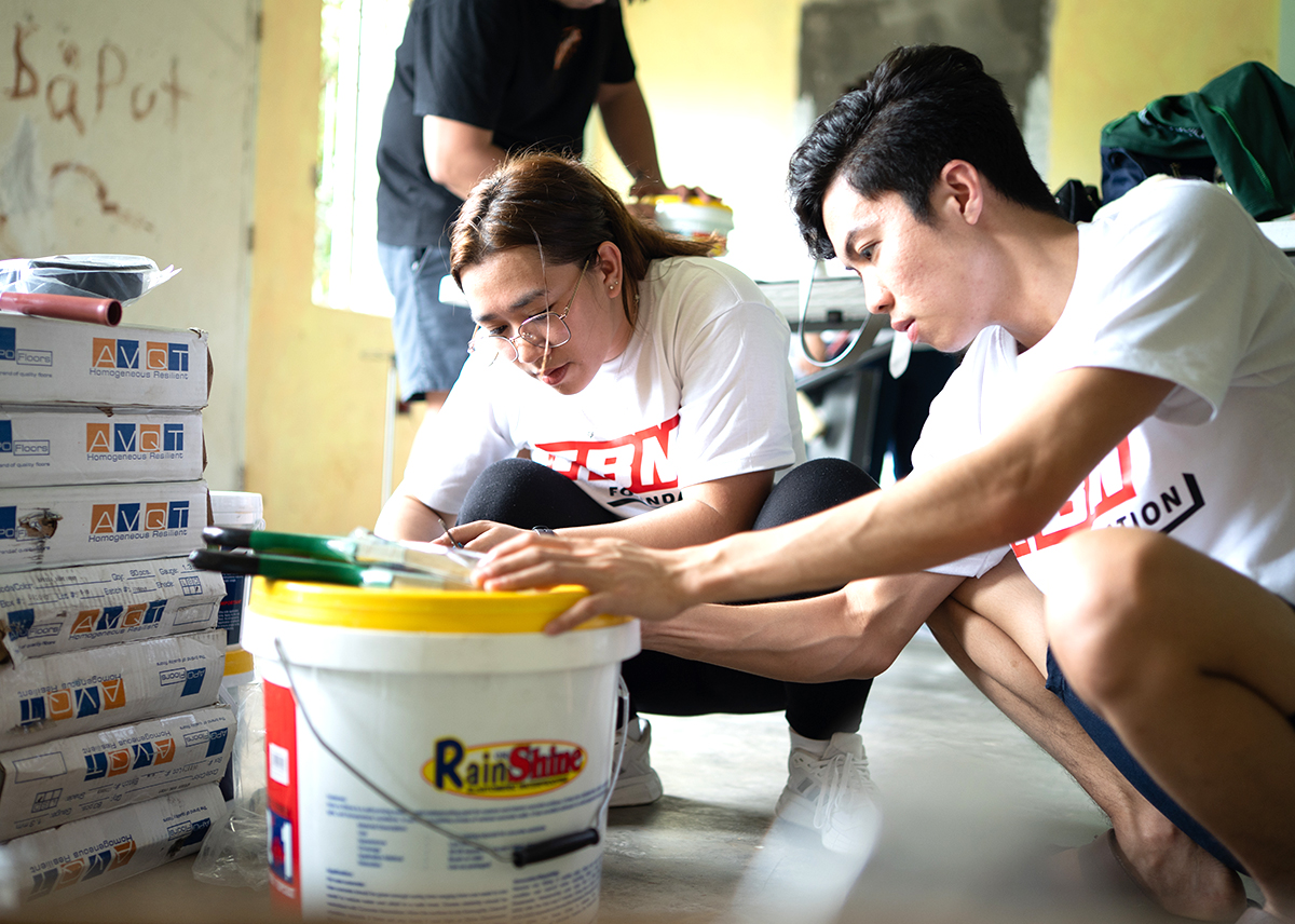 Un nuevo centro informático con aire acondicionado construido con voluntarios