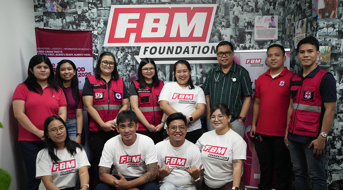 Equipo de FBM Foundation, personal de la Cruz Roja y voluntarios unidos tras el exitoso evento de donación de sangre en la Ciudad de Pasig.