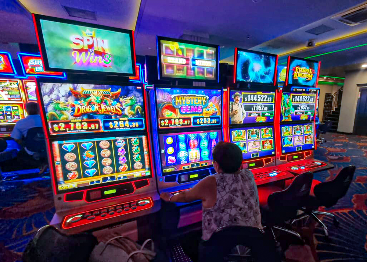 This image shows a casino player enjoying a FBM Spin & Win game in a Mexican casino.